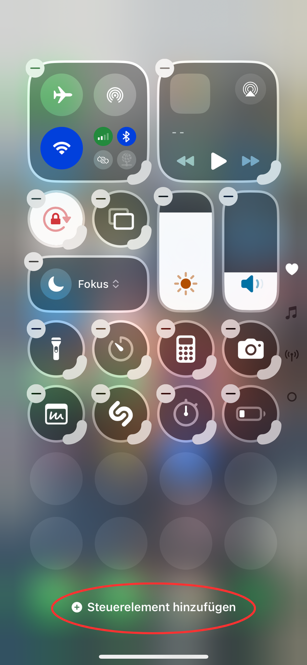 Das Kontrollzentrum im Bearbeitungsmodus mit einem roten Kreis um die untenstehende Option „Steuerelement hinzufügen“