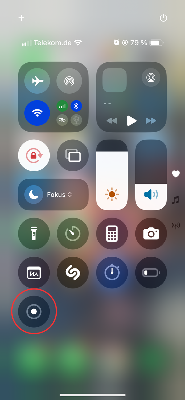 Das Kontrollzentrum des iPhones mit einem roten Kreis um das neu hinzugefügte Element „Bildschirmaufnahme“