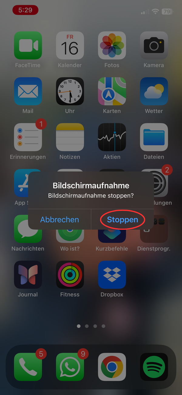 Pop-up-Menü zum Beenden der Bildschirmaufnahme über dem Home Bildschirm mit einem roten Kreis um die Option „Stoppen“