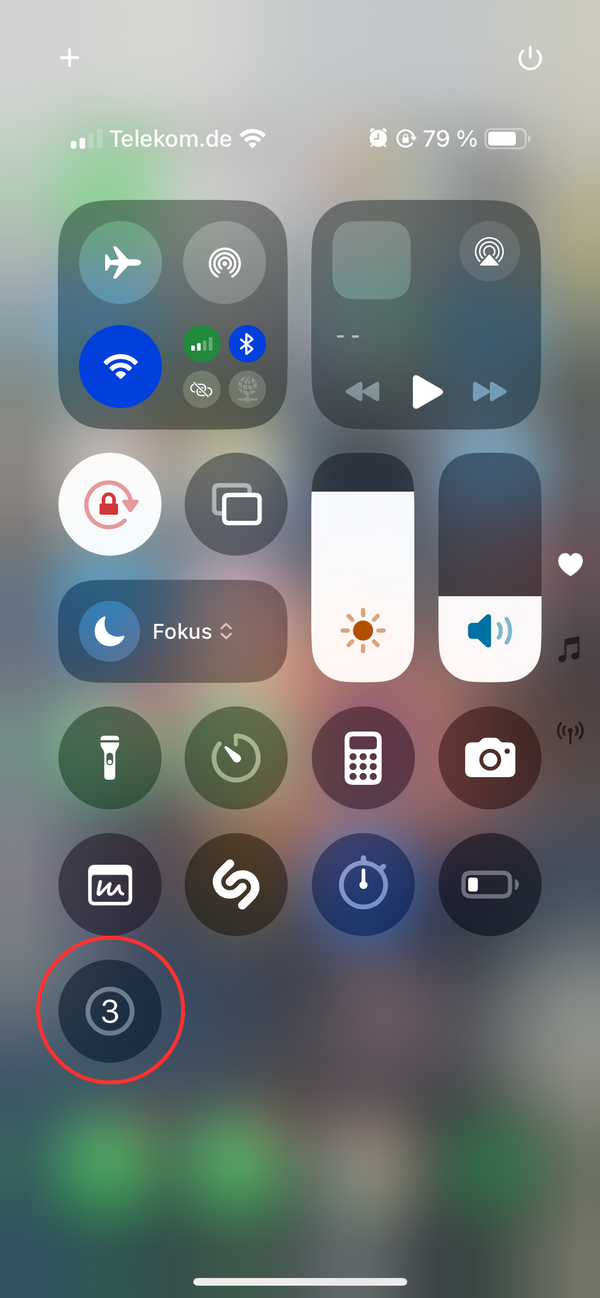 Das Kontrollzentrum des iPhones mit einem roten Kreis um das Element „Bildschirmaufnahme“, in dem gerade ein Countdown von 3 herunterläuft