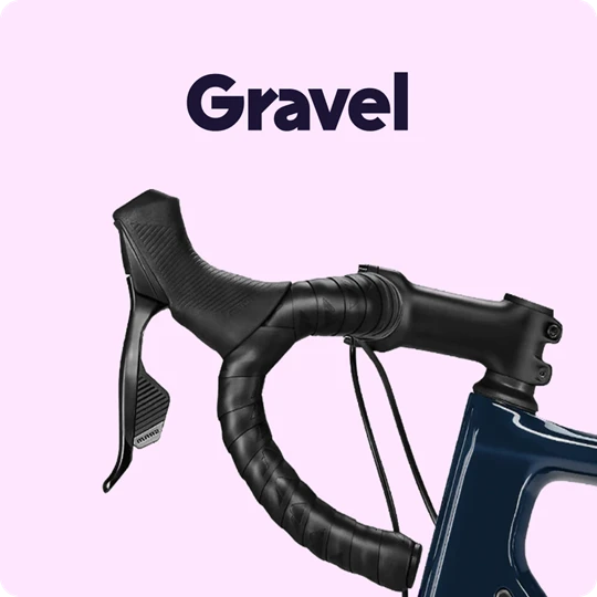  Nahaufnahme des Lenkers eines Gravel-Bikes vor rosa Hintergrund. Darüber steht der Text „Gravel“. 
