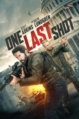 Das in dunklen Blau- und Grautönen gehaltene Filmplakat zeigt einen Mann in schwarzer Einsatzkleidung, der mit einer Pistole in der Hand nach vorn blickt. Hinter ihm sind weitere bewaffnete Personen sowie eine militärische Anlage mit technischen Elementen zu sehen. Der Filmtitel „One Last Shot“ steht groß im unteren Bildbereich.