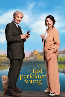 Filmplakat zu „Ein fast perfekter Antrag“. Die Gestaltung wirkt wie eine romantische Komödie: Im Mittelpunkt steht eine humorvolle Beziehungssituation rund um einen Heiratsantrag. Helle Farben und eine freundliche Inszenierung vermitteln eine leichte, charmante Stimmung mit romantischem Konfliktpotenzial.