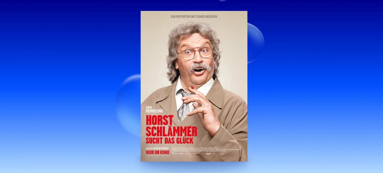  Filmplakat mit dem älteren Mann Hape Kerkeling mit grauen, lockigen Haaren, Schnurrbart und Brille. Er trägt einen beigen Mantel, Hemd und Krawatte und schaut mit überraschtem, offenem Mund in die Kamera. Auf dem Plakat steht groß in roter Schrift Horst Schlämmer sucht das Glück sowie der Hinweis „Nur im Kino“.
