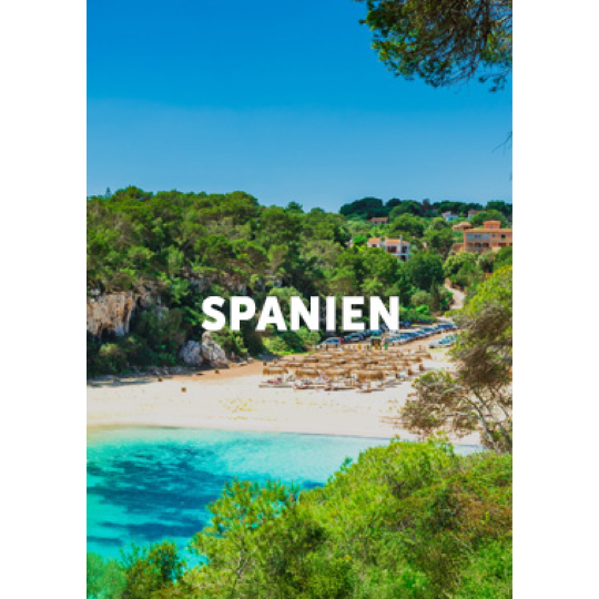Bucht mit klarem Wasser und grüner Landschaft, beschriftet mit Spanien