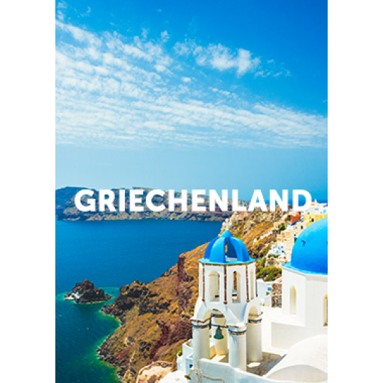 Weiße Häuser mit blauen Dächern am Meer, beschriftet mit Griechenland