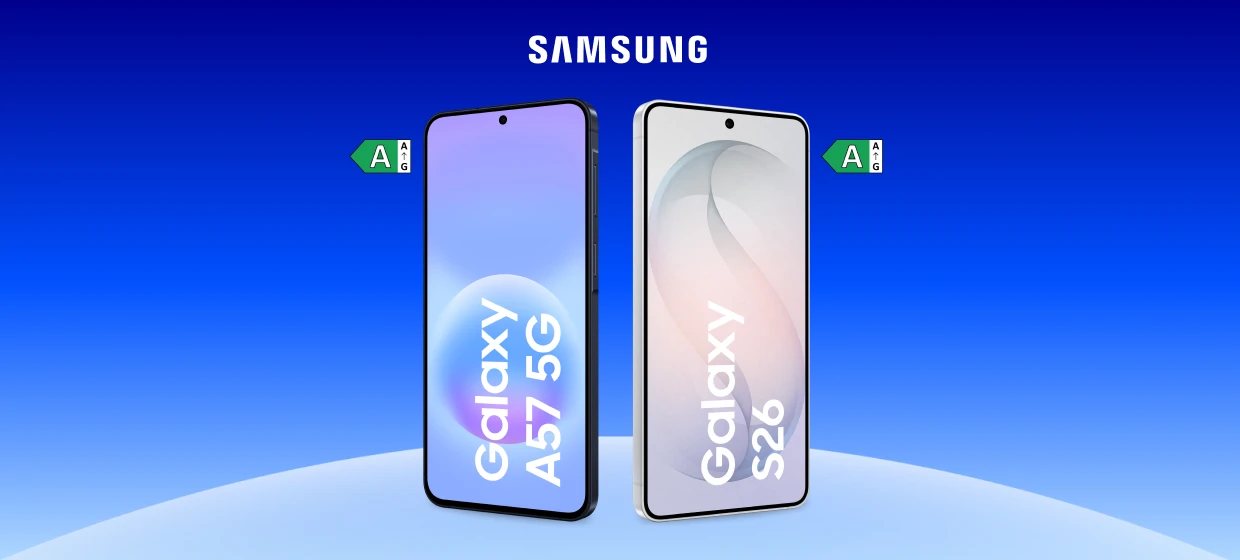  Links ein dunkelblaues Samsung Galaxy A57 und rechts ein weißes Samsung Galaxy S26 vor blauem Hintergrund. Seitlich befindet sich neben beiden Samsung Smartphones ein kleines grünes Energieeffizienzlabel mit der Einstufung A. 