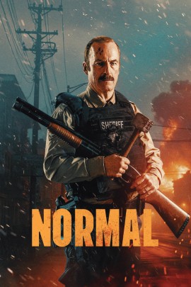 Filmplakat zu „Normal“ mit einer nüchternen, spannungsgeladenen Inszenierung. Die Gestaltung wirkt reduziert und ernst; klare Kontraste und eine fokussierte Figuren- oder Szenendarstellung deuten auf einen Thriller oder ein Drama mit bedrohlicher Grundstimmung hin. Der zurückhaltende Look vermittelt Spannung, Unsicherheit und eine zunehmend eskalierende Situation.