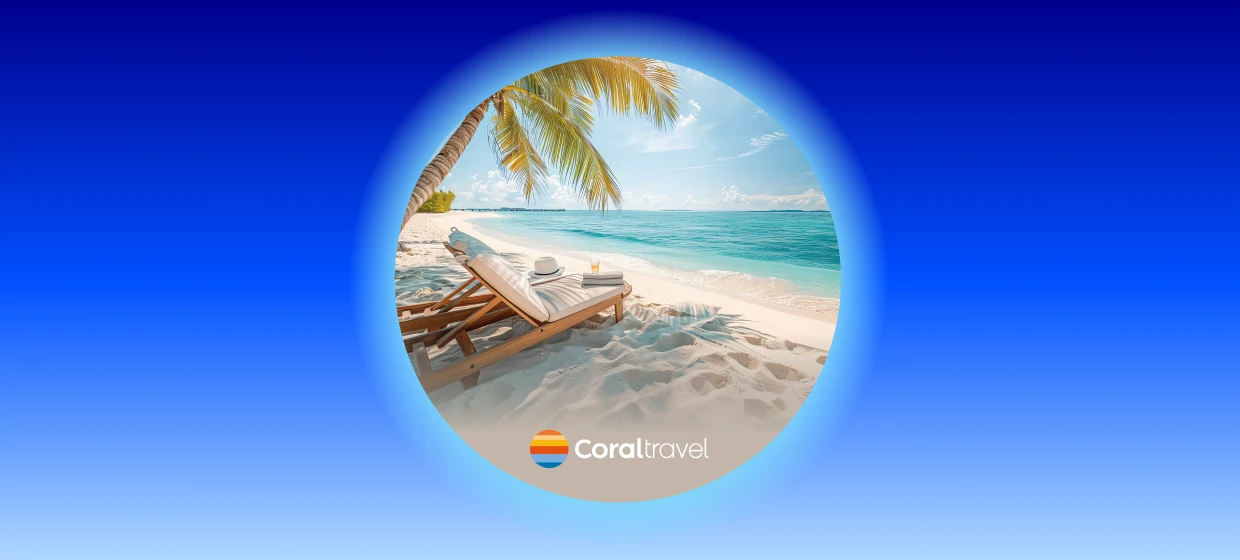  Strand mit Palme und Liegestuhl am türkisfarbenen Meer, Logo von Coral Travel im Vordergrund
