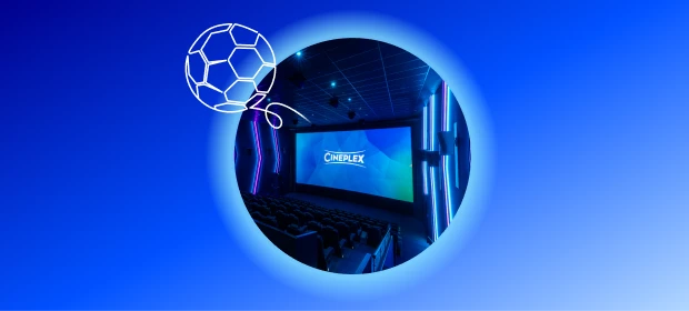  Moderner Kinosaal mit blauer LED-Beleuchtung und großer Leinwand. 