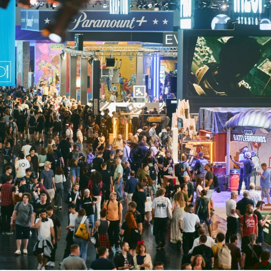  Volle Messehalle mit Besuchern auf der gamescom 