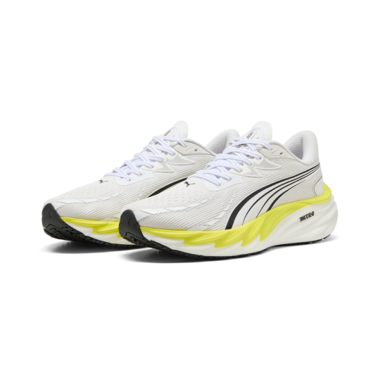 Zwei weiße Puma-Laufschuhe mit schwarzem Seitenlogo und neongelben Sohlenakzenten.