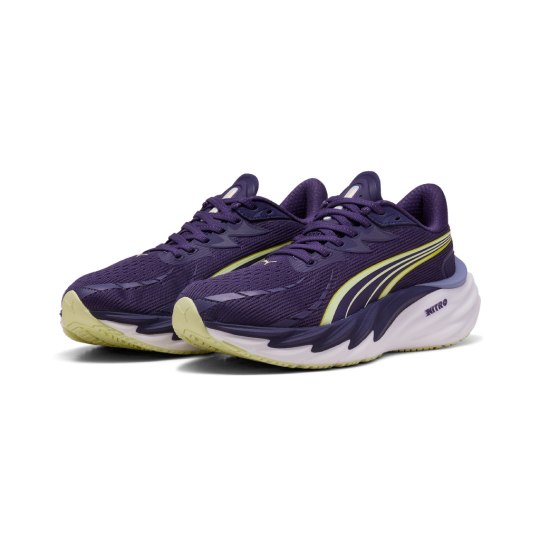 Zwei dunkelblaue Puma-Laufschuhe mit gelbgrünen Details und weißer Sohle.