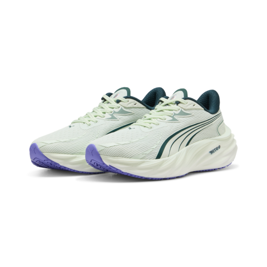 Zwei cremeweiße Puma-Laufschuhe mit mintfarbenem Obermaterial, dunkelgrünen Details und violetten Sohlenakzenten.