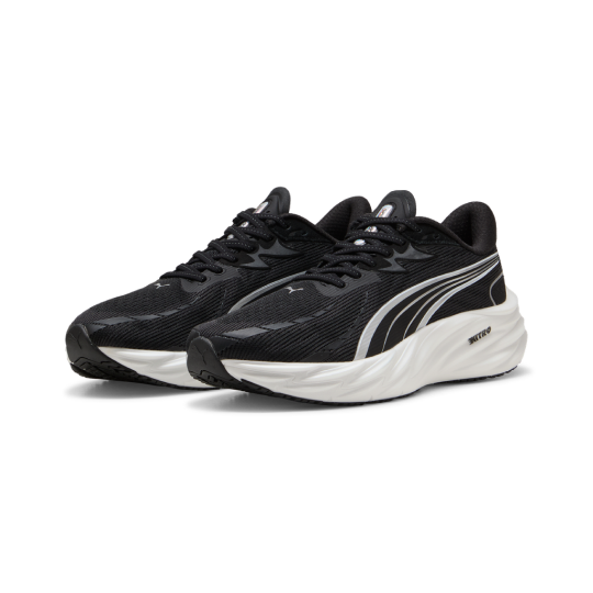 Zwei schwarze Puma-Laufschuhe mit weißem Formstrip und weißer Sohle.