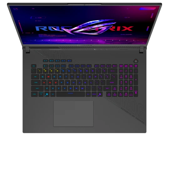  Gaming-Laptop aus der Draufsicht mit RGB-Tastatur, großem Touchpad und ROG-Strix-Grafik auf dem Display. 