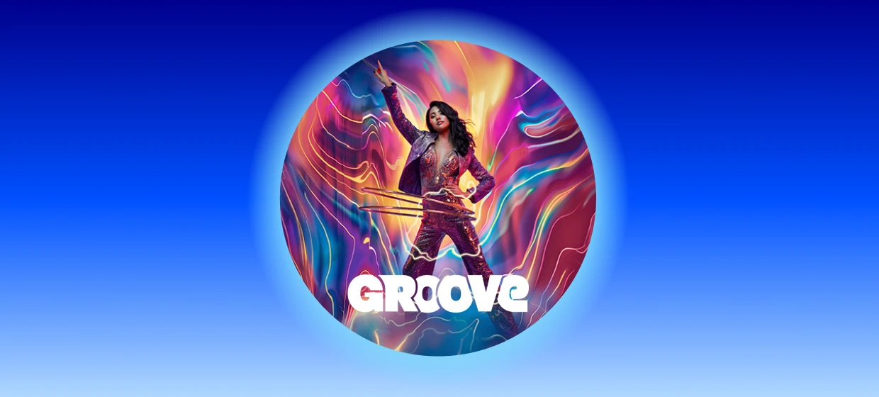  Person mit Hula-Hoop-Reifen vor buntem, abstraktem Hintergrund, darüber der Schriftzug „GROOVE“. 