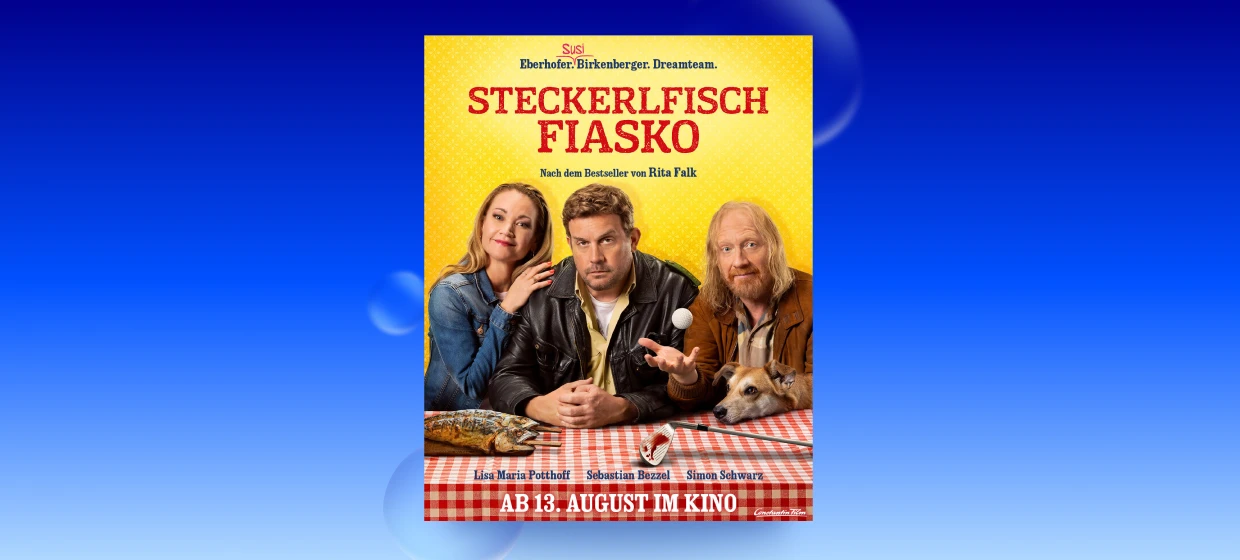  Filmplakat zu STECKERLFISCHFIASKO. Vor einem gelben Hintergrund sitzen drei Personen an einem rot-weiß karierten Tisch. In der Vor ihnen liegen zwei gegrillte Steckerlfische auf dem Tisch. Am rechten Bildrand schaut ein Hund über die Tischkante.
