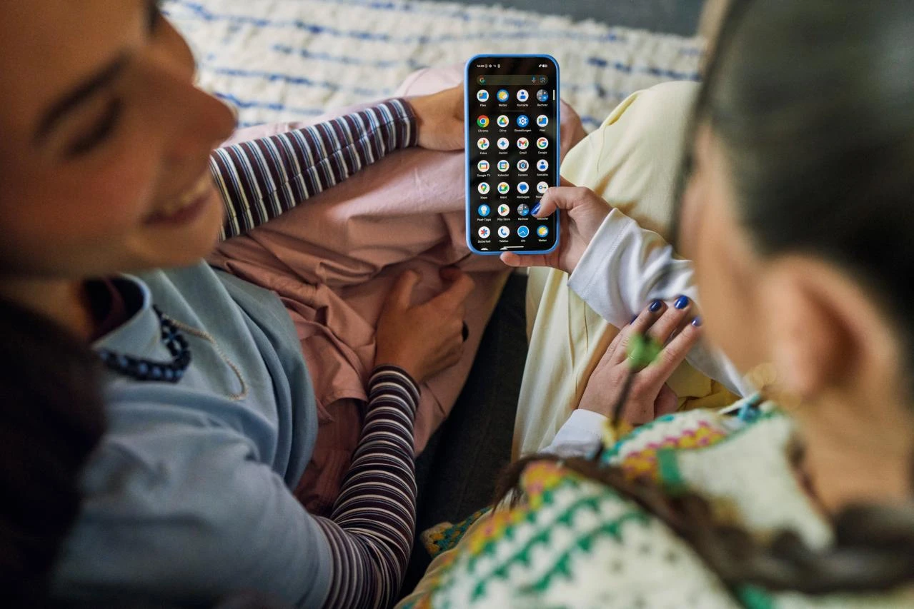  Zwei Frauen mit einem Smartphone
