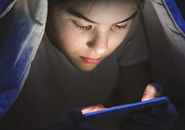 Beste Kinder-Apps: Junge mit Handy