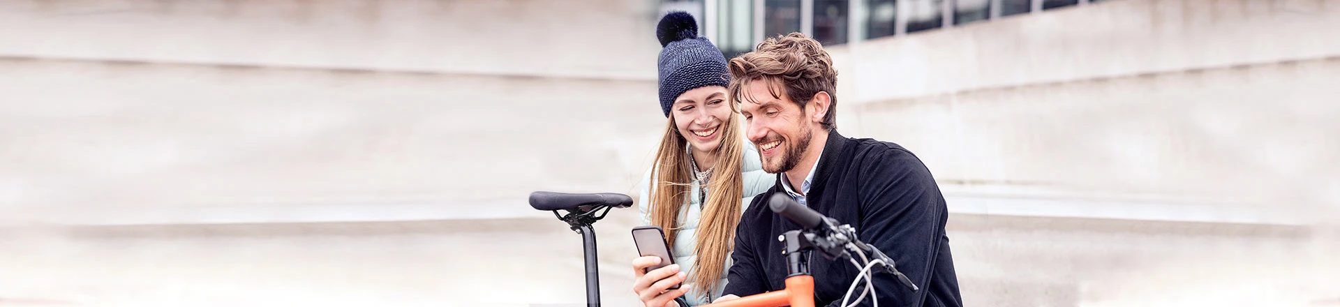 Mann und Frau nutzen Whatsapp-Alternative