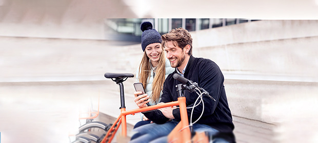 Mann und Frau nutzen Whatsapp-Alternative