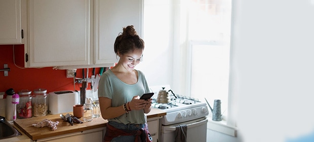 Frau nutzt die beste Rezepte-App