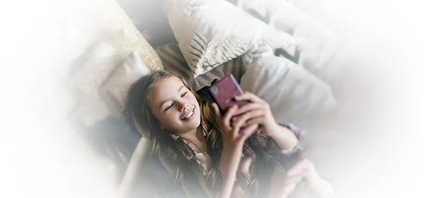 Beste Kinder-Apps: Mädchen mit Handy