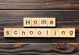 Homeschooling: geschrieben mit Holzblöcken