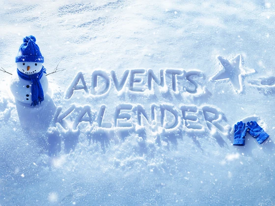  Schneemann mit blauer Mütze und Schal neben Schriftzug Adventskalender im Schnee
