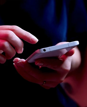  Ein Mensch bedient ein Android-Handy, Nahaufnahme
