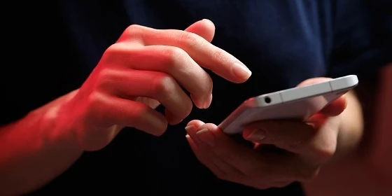 Ein Mensch bedient ein Android-Handy, Nahaufnahme