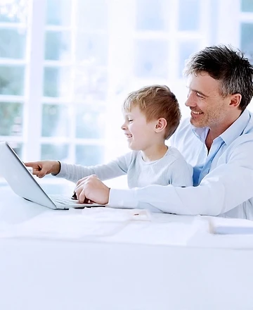  Microsoft 365: Vater mit Sohn am Laptop
