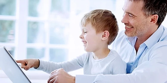  Microsoft 365: Vater mit Sohn am Laptop
