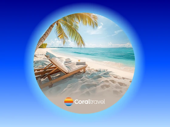  Strand mit Palme und Liegestuhl am türkisfarbenen Meer, Logo von Coral Travel im Vordergrund 