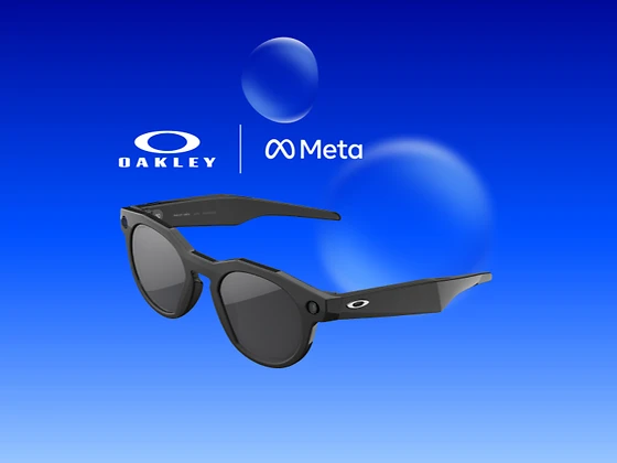  Schwarze Oakley-Sonnenbrille mit runden Gläsern und breiten Bügeln. In das Gestell sind kleine Kameras und Technik-Elemente integriert. 
