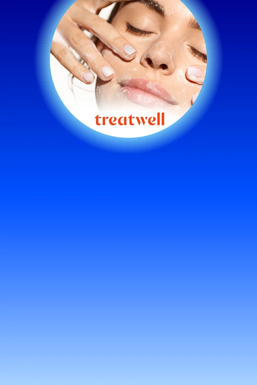  Frau, die sich das Gesicht pflegt auf blauem Hintergrund und treatwell Logo 