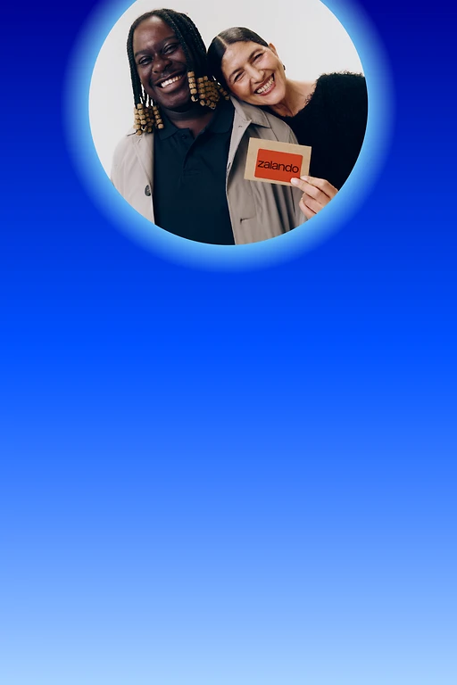  Ein Mann und eine Frau freuen sich über einen orangen Zalando-Gutschein 