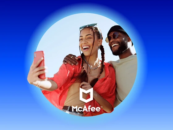  Ein Mann und eine Frau schauen gemeinsam auf ein Smartphone und lächeln. Unten im Bild ist das McAfee-Logo. Der Text bewirbt einen kostenlosen E-Mail-Check. 