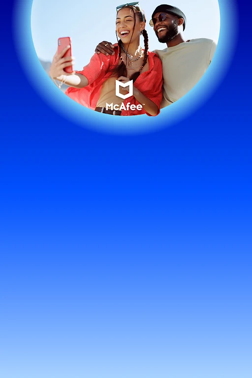  Ein Mann und eine Frau schauen gemeinsam auf ein Smartphone und lächeln. Unten im Bild ist das McAfee-Logo. Der Text bewirbt einen kostenlosen E-Mail-Check. 