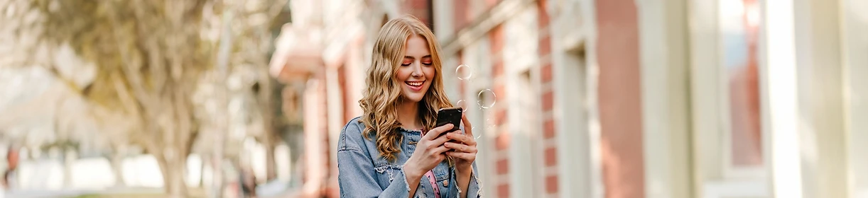 Frau mit iPhone in der Hand