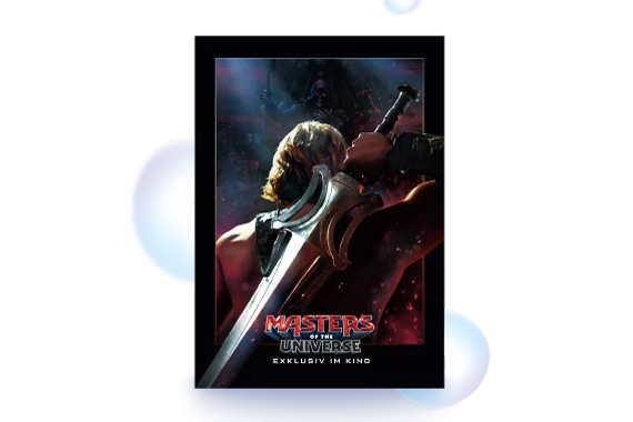  Filmplakat des Films MASTERS OF THE UNIVERSE. Auf dem Plakat ist im Vordergrund eine Figur von hinten zu sehen, die ein großes silbernes Schwert über die Schulter hält. Die Person hat blondes, schulterlanges Haar und trägt eine Rüstung. Im dunklen, violett und rötlich ausgeleuchteten Hintergrund steht eine bedrohliche Gestalt mit leuchtend roten Augen und einem Stab. Unten mittig stehen der Filmtitel MASTERS OF THE UNIVERSE, darunter der Schriftzug EXKLUSIV IM KINO. 
