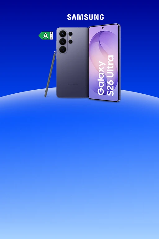  Zwei Samsung Galaxy S26 Ultra Smartphones vor blauem Hintergrund. Links das Gerät von hinten, rechts die Vorderseite mit Display. Oben das Samsung-Logo. Links befindet sich ein kleines Energieeffizienzlabel mit der Einstufung A. 