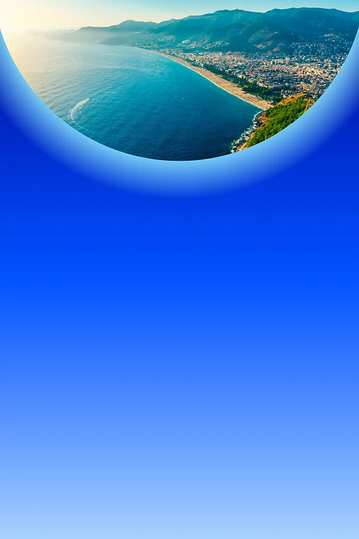  Luftaufnahme von Alanya in der Türkei mit Strand, blauem Meer und grünen Bergen. 