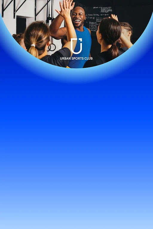  Mehrere Menschen in Sportkleidung geben sich im Fitnessstudio ein High-Five und lachen. 