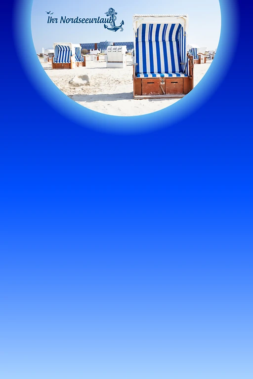  Blau-weiß gestreifter Strandkorb am Nordsee-Strand, links darüber das Logo von Ihr Nordseeurlaub 