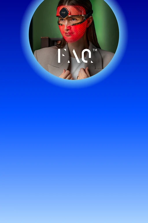  Eine Frau mit langen braunen Haaren, beigem Sakko und weißem T-Shirt trägt eine FAQ™ 202 LED Gesichtsmaske von FOREO, die rot leuchtet. Die Augenpartie ist ausgespart. Der Bildhintergrund ist dunkelgrün. 