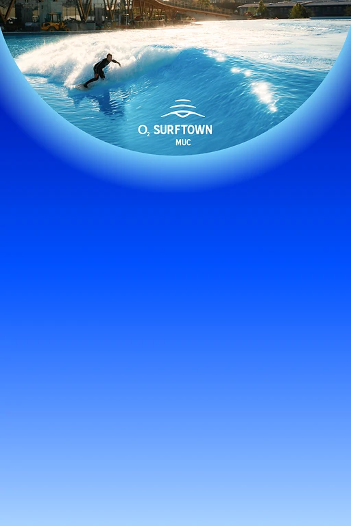  Surfer reitet bei strahlendem Sonnenschein eine künstliche Welle, im Wasser ist das Logo von O2 Surftown MUC zu sehen 