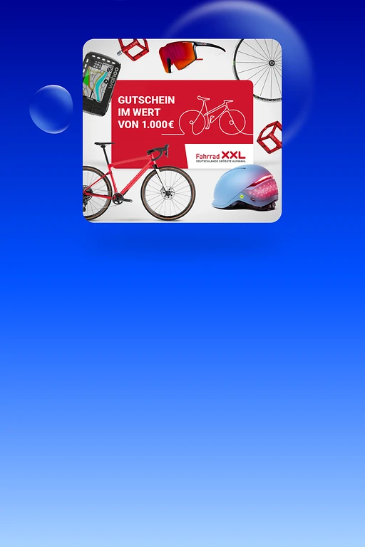  Roter 1.000 € Gutschein von Fahrrad XXL, daneben ein rotes Fahrrad, Fahrradhelm, Fahrradtasche und weiteres Fahrradzubehör. 