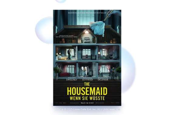  : Filmplakat zu „The HOUSEMAID – WENN SIE WÜSSTE. Ein offenes Puppenhaus mit mehreren Zimmern und Menschen darin, oben eine Hand mit Staubwedel, unten der Filmtitel. In dem Haus steht: Geheimnisse lauern hinter verschlossenen Türen. Außerdem ist zu lesen, dass der Film bald im Kino kommt und es ein Bestseller ist. 